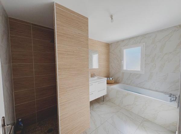 Maison
         5 pièces
        - 122 m² 295 000 € *
