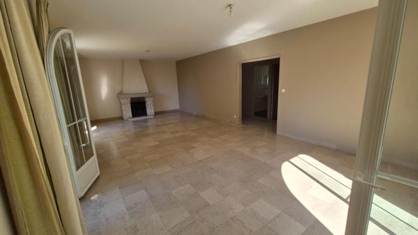 Pavillon Plain-Pied sur terrain clos et arboré, 3 chambres, proche bus et commerces