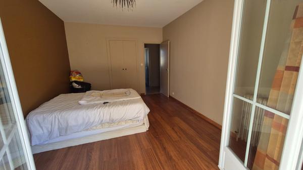Pavillon Plain-Pied sur terrain clos et arboré, 3 chambres, proche bus et commerces