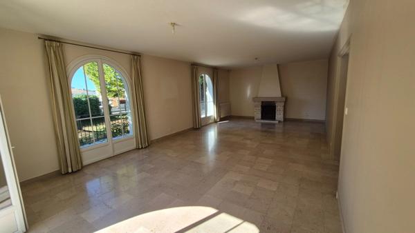 Pavillon Plain-Pied sur terrain clos et arboré, 3 chambres, proche bus et commerces