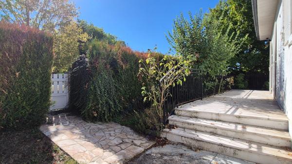 Pavillon Plain-Pied sur terrain clos et arboré, 3 chambres, proche bus et commerces