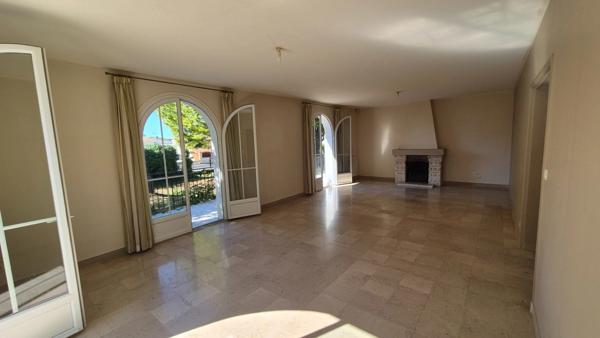 Pavillon Plain-Pied sur terrain clos et arboré, 3 chambres, proche bus et commerces