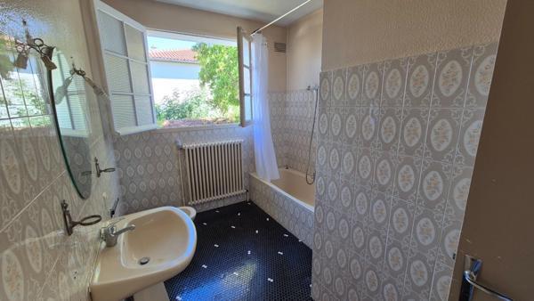 Pavillon Plain-Pied sur terrain clos et arboré, 3 chambres, proche bus et commerces