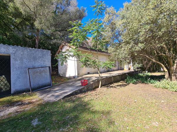 Maison Toulon de 2 pièces de 53.95 m² avec veranda de 14 m² et dépendances sur 659m² de terrain