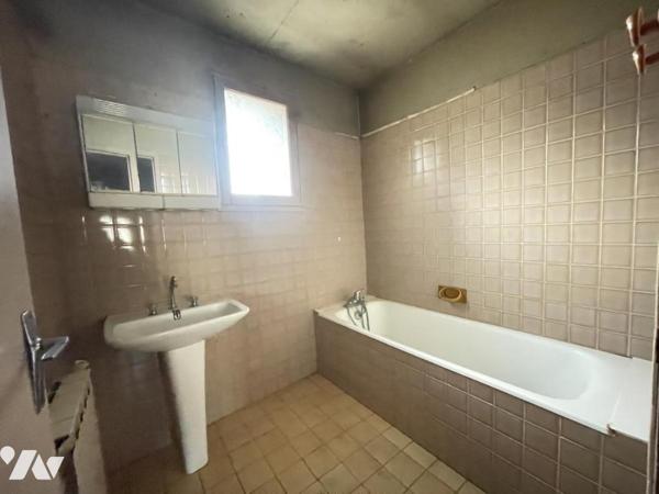 MAISON DE VILLAGE  R+2 AVEC REMISE