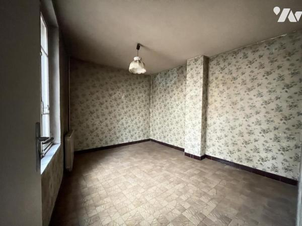 MAISON DE VILLAGE  R+2 AVEC REMISE