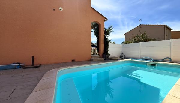 Maison 3 Faces avec Piscine, Pergola, Jardin Arboré et Panneaux Solaires