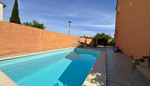 Maison 3 Faces avec Piscine, Pergola, Jardin Arboré et Panneaux Solaires