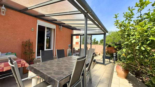 Maison 3 Faces avec Piscine, Pergola, Jardin Arboré et Panneaux Solaires