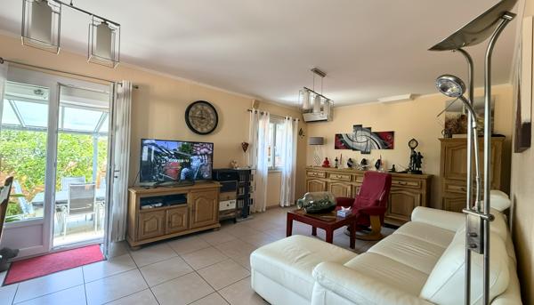 Maison 3 Faces avec Piscine, Pergola, Jardin Arboré et Panneaux Solaires