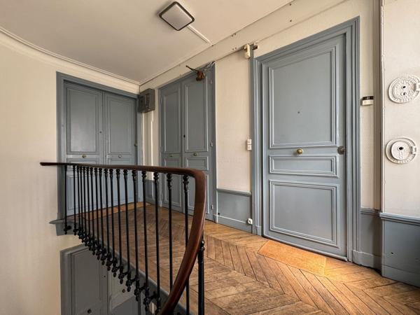 Vente appartement - Paris 4 - vue Tour Saint-Jacques - étage élevé - balcon - lumière