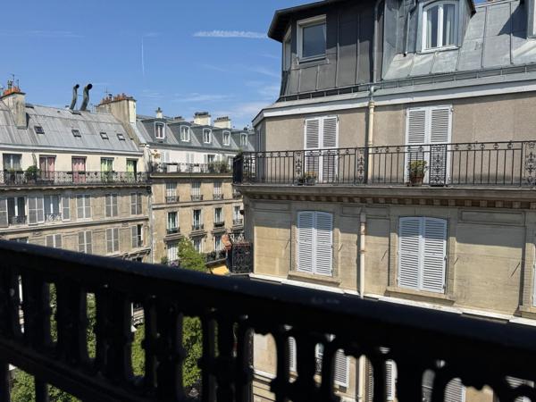 Vente appartement - Paris 4 - vue Tour Saint-Jacques - étage élevé - balcon - lumière
