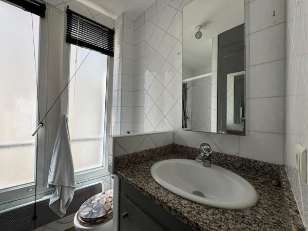 Vente appartement - Paris 4 - vue Tour Saint-Jacques - étage élevé - balcon - lumière
