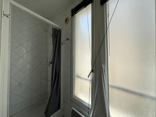 Vente appartement - Paris 4 - vue Tour Saint-Jacques - étage élevé - balcon - lumière