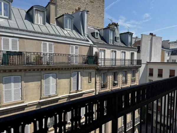 Vente appartement - Paris 4 - vue Tour Saint-Jacques - étage élevé - balcon - lumière