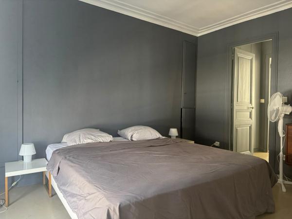 Vente appartement - Paris 4 - vue Tour Saint-Jacques - étage élevé - balcon - lumière