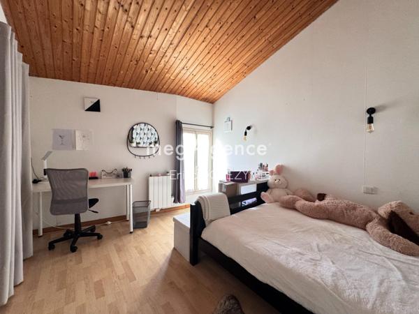 Maison à LES HERBIERS, 85500 - 7 pièces 182m²