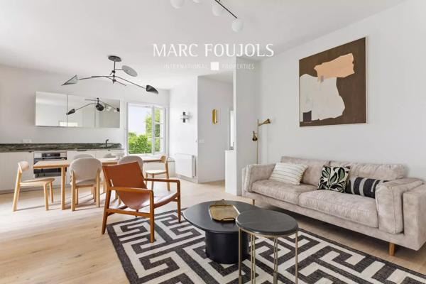 REZ-DE-JARDIN A LA BUTTE MONTMARTRE.