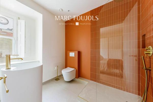 REZ-DE-JARDIN A LA BUTTE MONTMARTRE.