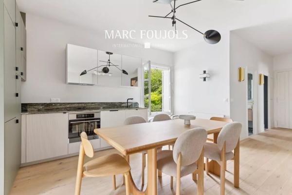 REZ-DE-JARDIN A LA BUTTE MONTMARTRE.