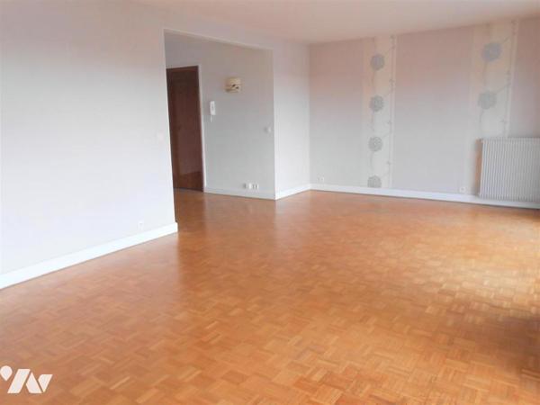 Appartement LES ESSARTS-LE-ROI au dernier étage avec ascenseur