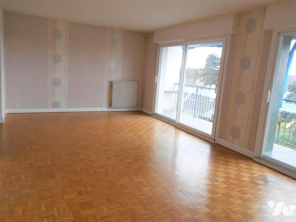 Appartement LES ESSARTS-LE-ROI au dernier étage avec ascenseur