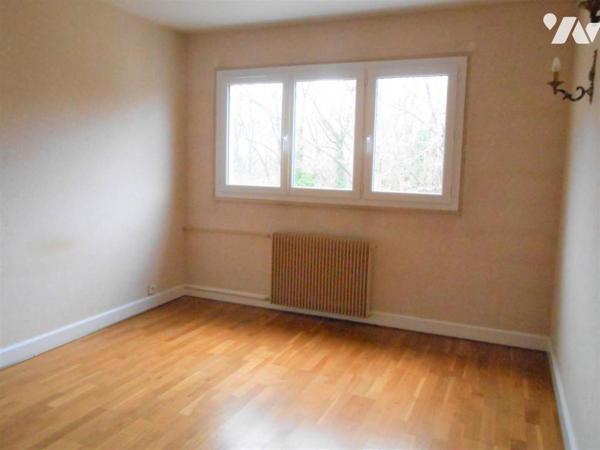Appartement LES ESSARTS-LE-ROI au dernier étage avec ascenseur