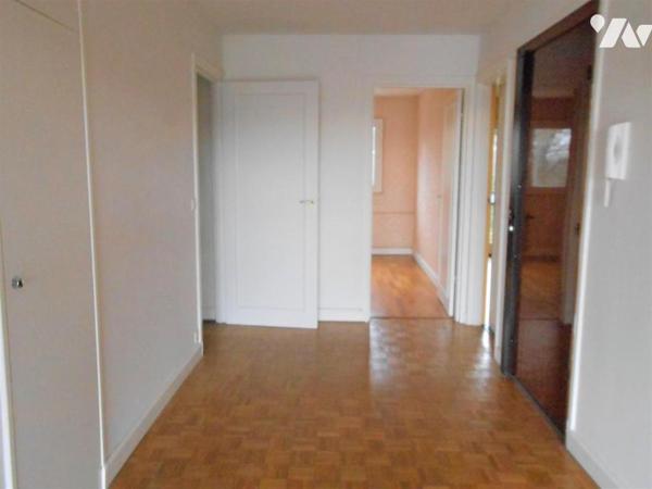 Appartement LES ESSARTS-LE-ROI au dernier étage avec ascenseur