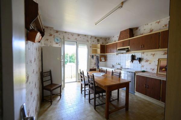 Ruelle sur Touvre. Maison 179 m² avec 3 garages sur parcelle de 2039 m².