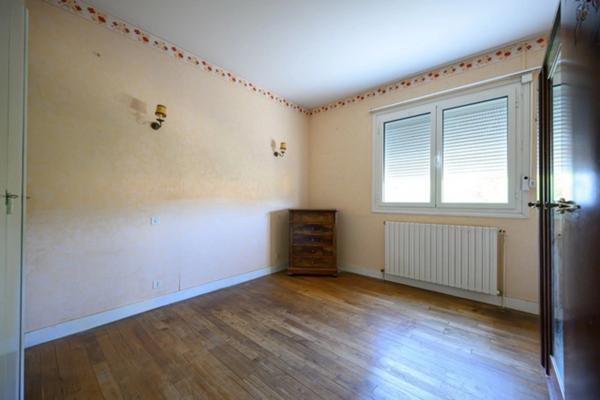 Ruelle sur Touvre. Maison 179 m² avec 3 garages sur parcelle de 2039 m².