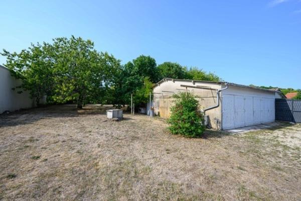 Ruelle sur Touvre. Maison 179 m² avec 3 garages sur parcelle de 2039 m².