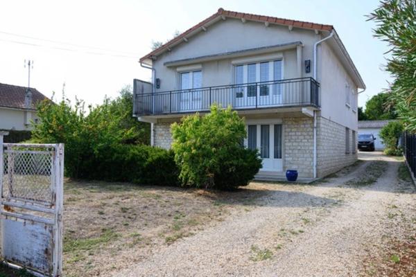 Ruelle sur Touvre. Maison 179 m² avec 3 garages sur parcelle de 2039 m².