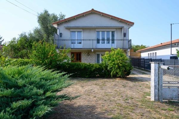 Ruelle sur Touvre. Maison 179 m² avec 3 garages sur parcelle de 2039 m².