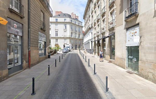 Découvrez ce local commercial de 51,60 m² au cœur de Nantes à moins de 50m de la place Graslin.

Situé au rez-de-chaussée d'un bâtiment datant de 1949, ce bien offre une configuration optimisée avec ses 2 pièces principales et garantit une belle visibilité grâce à son emplacement et sa vitrine refaite à neuve. 

Au RDC vous profiterez d'un espace de vente de 25m² donnant sur une rue dynamique et passante. 
A l'étage, une belle mezzanine de 18m², un espace bureau de 11m² et un espace kitchenette et WC de 5m² environ.

Caractéristiques : 
- Local commercial de 51,60m² (loi carrez) et 60m² de surface au sol
- Deux pièces fonctionnelles
- Année de construction : 1949
- Charges annuelles : 941,90 €
- Libre d'occupation (anciennement loué 1367€ TTC / mois!)

Profitez de cette opportunité rare sans travaux à prévoir, dans une copropriété de 11 lots, avec le calme d'une zone non en procédure. L'environnement alentour offre facile accès aux commodités essentielles et aux transports en commun. 

N'attendez plus, faites de ce local le siège de votre succès commercial ! 

Photos sur demande
