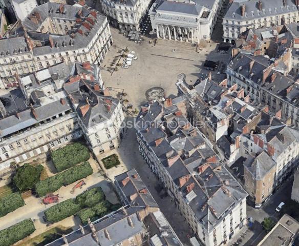 Découvrez ce local commercial de 51,60 m² au cœur de Nantes à moins de 50m de la place Graslin.

Situé au rez-de-chaussée d'un bâtiment datant de 1949, ce bien offre une configuration optimisée avec ses 2 pièces principales et garantit une belle visibilité grâce à son emplacement et sa vitrine refaite à neuve. 

Au RDC vous profiterez d'un espace de vente de 25m² donnant sur une rue dynamique et passante. 
A l'étage, une belle mezzanine de 18m², un espace bureau de 11m² et un espace kitchenette et WC de 5m² environ.

Caractéristiques : 
- Local commercial de 51,60m² (loi carrez) et 60m² de surface au sol
- Deux pièces fonctionnelles
- Année de construction : 1949
- Charges annuelles : 941,90 €
- Libre d'occupation (anciennement loué 1367€ TTC / mois!)

Profitez de cette opportunité rare sans travaux à prévoir, dans une copropriété de 11 lots, avec le calme d'une zone non en procédure. L'environnement alentour offre facile accès aux commodités essentielles et aux transports en commun. 

N'attendez plus, faites de ce local le siège de votre succès commercial ! 

Photos sur demande