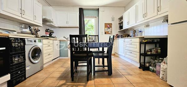 Charmante maison de campagne en ville – Un véritable havre de paix aux portes de toutes les commodités.

Découvrez cette charmante partie de corps de ferme d'environ 140 m² habitables, implantée sur un terrain clos d'environ 950 m², offrant un cadre verdoyant.

Au rez-de-chaussée, vous trouverez une cuisine ouverte, aménagée et équipée, sur la salle à manger avec cheminée, un grand salon, un dressing, ainsi qu'une pièce supplémentaire équipée d'arrivée d'eau, d'évacuation et d'électricité avec un toilette, à aménager selon vos besoins.

À l'étage, l'espace nuit se compose de trois chambres aux dimensions généreuses, d'une salle de bain, d'un WC séparé, d'un grand rangement, et d'un accès à des combles aménageables offrant un beau potentiel d'agrandissement selon vos envies.

À l'extérieur, profitez d'un grand jardin arboré entièrement clôturé agrémenté d'une terrasse.

Cette propriété représente une belle opportunité.

Situation privilégiée : à proximité immédiate des commerces et des écoles, des centres commerciaux et du centre ville, de la gare, de l'axe autoroutier et des principaux centres d'intérêt.

Une visite s'impose pour découvrir ce bien rare sur le secteur.

Taxe foncière environ 1600 euros pour 2025