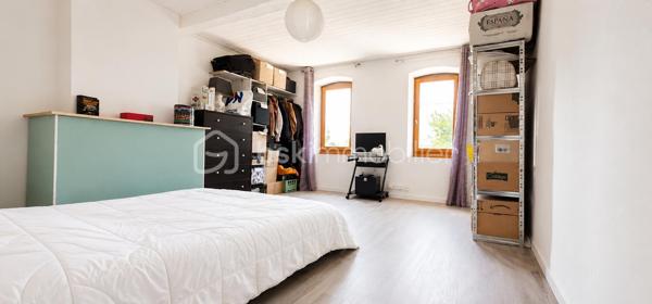 Charmante maison de campagne en ville – Un véritable havre de paix aux portes de toutes les commodités.

Découvrez cette charmante partie de corps de ferme d'environ 140 m² habitables, implantée sur un terrain clos d'environ 950 m², offrant un cadre verdoyant.

Au rez-de-chaussée, vous trouverez une cuisine ouverte, aménagée et équipée, sur la salle à manger avec cheminée, un grand salon, un dressing, ainsi qu'une pièce supplémentaire équipée d'arrivée d'eau, d'évacuation et d'électricité avec un toilette, à aménager selon vos besoins.

À l'étage, l'espace nuit se compose de trois chambres aux dimensions généreuses, d'une salle de bain, d'un WC séparé, d'un grand rangement, et d'un accès à des combles aménageables offrant un beau potentiel d'agrandissement selon vos envies.

À l'extérieur, profitez d'un grand jardin arboré entièrement clôturé agrémenté d'une terrasse.

Cette propriété représente une belle opportunité.

Situation privilégiée : à proximité immédiate des commerces et des écoles, des centres commerciaux et du centre ville, de la gare, de l'axe autoroutier et des principaux centres d'intérêt.

Une visite s'impose pour découvrir ce bien rare sur le secteur.

Taxe foncière environ 1600 euros pour 2025