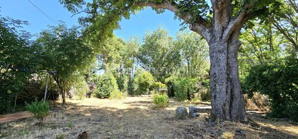 Charmante maison de campagne en ville – Un véritable havre de paix aux portes de toutes les commodités.

Découvrez cette charmante partie de corps de ferme d'environ 140 m² habitables, implantée sur un terrain clos d'environ 950 m², offrant un cadre verdoyant.

Au rez-de-chaussée, vous trouverez une cuisine ouverte, aménagée et équipée, sur la salle à manger avec cheminée, un grand salon, un dressing, ainsi qu'une pièce supplémentaire équipée d'arrivée d'eau, d'évacuation et d'électricité avec un toilette, à aménager selon vos besoins.

À l'étage, l'espace nuit se compose de trois chambres aux dimensions généreuses, d'une salle de bain, d'un WC séparé, d'un grand rangement, et d'un accès à des combles aménageables offrant un beau potentiel d'agrandissement selon vos envies.

À l'extérieur, profitez d'un grand jardin arboré entièrement clôturé agrémenté d'une terrasse.

Cette propriété représente une belle opportunité.

Situation privilégiée : à proximité immédiate des commerces et des écoles, des centres commerciaux et du centre ville, de la gare, de l'axe autoroutier et des principaux centres d'intérêt.

Une visite s'impose pour découvrir ce bien rare sur le secteur.

Taxe foncière environ 1600 euros pour 2025