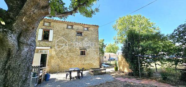 Charmante maison de campagne en ville – Un véritable havre de paix aux portes de toutes les commodités.

Découvrez cette charmante partie de corps de ferme d'environ 140 m² habitables, implantée sur un terrain clos d'environ 950 m², offrant un cadre verdoyant.

Au rez-de-chaussée, vous trouverez une cuisine ouverte, aménagée et équipée, sur la salle à manger avec cheminée, un grand salon, un dressing, ainsi qu'une pièce supplémentaire équipée d'arrivée d'eau, d'évacuation et d'électricité avec un toilette, à aménager selon vos besoins.

À l'étage, l'espace nuit se compose de trois chambres aux dimensions généreuses, d'une salle de bain, d'un WC séparé, d'un grand rangement, et d'un accès à des combles aménageables offrant un beau potentiel d'agrandissement selon vos envies.

À l'extérieur, profitez d'un grand jardin arboré entièrement clôturé agrémenté d'une terrasse.

Cette propriété représente une belle opportunité.

Situation privilégiée : à proximité immédiate des commerces et des écoles, des centres commerciaux et du centre ville, de la gare, de l'axe autoroutier et des principaux centres d'intérêt.

Une visite s'impose pour découvrir ce bien rare sur le secteur.

Taxe foncière environ 1600 euros pour 2025