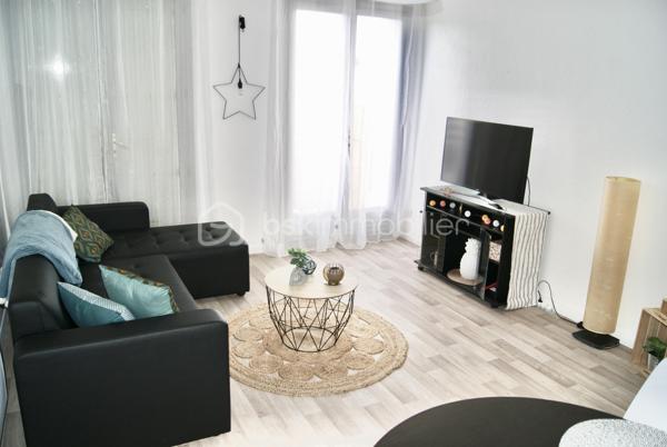Situé en basse ville d’Auch, dans une copropriété sécurisée et bien entretenue, ce T2 de 46 m² bénéficie d’un emplacement recherché, à proximité immédiate des commerces, des services, de la caserne Espagne, de l’IFSI, du cinéma ainsi que des berges du Gers.

L’appartement est vendu entièrement meublé et équipé, offrant un investissement clé en main.

Il se compose de :

* Une entrée avec un grand placard de rangement,
* Une cuisine indépendante aménagée et équipée,
* Un espace salle à manger,
* Un salon avec canapé et télévision,
* Une chambre avec lit double (140 × 190),
* Un WC indépendant,
* Une salle de bains,
* Un balcon avec vue dégagée,
* Une cave privative, idéale pour le stockage ou un vélo/scooter.
Aucun travaux n’est à prévoir. L’isolation thermique par l’extérieur a été réalisée il y a 3 ans, améliorant les performances énergétiques du bâtiment.

Informations locatives :

* Appartement actuellement loué : 460 € / mois (loyer non révisé depuis 2 ans).
* Taxe foncière : 940 € / an.
* Charges de copropriété : 500 € / an.
Rentabilité locative brute : 6,49 % 
Un bien idéal pour un investisseur souhaitant acquérir un appartement déjà loué, sans travaux à prévoir, dans un secteur recherché d’Auch.