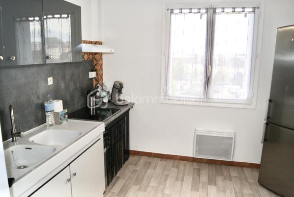 Situé en basse ville d’Auch, dans une copropriété sécurisée et bien entretenue, ce T2 de 46 m² bénéficie d’un emplacement recherché, à proximité immédiate des commerces, des services, de la caserne Espagne, de l’IFSI, du cinéma ainsi que des berges du Gers.

L’appartement est vendu entièrement meublé et équipé, offrant un investissement clé en main.

Il se compose de :

* Une entrée avec un grand placard de rangement,
* Une cuisine indépendante aménagée et équipée,
* Un espace salle à manger,
* Un salon avec canapé et télévision,
* Une chambre avec lit double (140 × 190),
* Un WC indépendant,
* Une salle de bains,
* Un balcon avec vue dégagée,
* Une cave privative, idéale pour le stockage ou un vélo/scooter.
Aucun travaux n’est à prévoir. L’isolation thermique par l’extérieur a été réalisée il y a 3 ans, améliorant les performances énergétiques du bâtiment.

Informations locatives :

* Appartement actuellement loué : 460 € / mois (loyer non révisé depuis 2 ans).
* Taxe foncière : 940 € / an.
* Charges de copropriété : 500 € / an.
Rentabilité locative brute : 6,49 % 
Un bien idéal pour un investisseur souhaitant acquérir un appartement déjà loué, sans travaux à prévoir, dans un secteur recherché d’Auch.