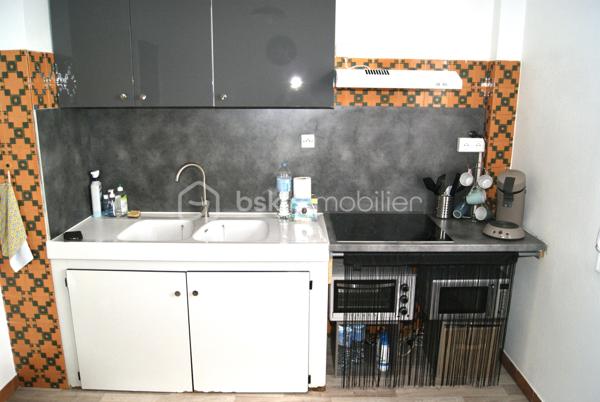 Situé en basse ville d’Auch, dans une copropriété sécurisée et bien entretenue, ce T2 de 46 m² bénéficie d’un emplacement recherché, à proximité immédiate des commerces, des services, de la caserne Espagne, de l’IFSI, du cinéma ainsi que des berges du Gers.

L’appartement est vendu entièrement meublé et équipé, offrant un investissement clé en main.

Il se compose de :

* Une entrée avec un grand placard de rangement,
* Une cuisine indépendante aménagée et équipée,
* Un espace salle à manger,
* Un salon avec canapé et télévision,
* Une chambre avec lit double (140 × 190),
* Un WC indépendant,
* Une salle de bains,
* Un balcon avec vue dégagée,
* Une cave privative, idéale pour le stockage ou un vélo/scooter.
Aucun travaux n’est à prévoir. L’isolation thermique par l’extérieur a été réalisée il y a 3 ans, améliorant les performances énergétiques du bâtiment.

Informations locatives :

* Appartement actuellement loué : 460 € / mois (loyer non révisé depuis 2 ans).
* Taxe foncière : 940 € / an.
* Charges de copropriété : 500 € / an.
Rentabilité locative brute : 6,49 % 
Un bien idéal pour un investisseur souhaitant acquérir un appartement déjà loué, sans travaux à prévoir, dans un secteur recherché d’Auch.