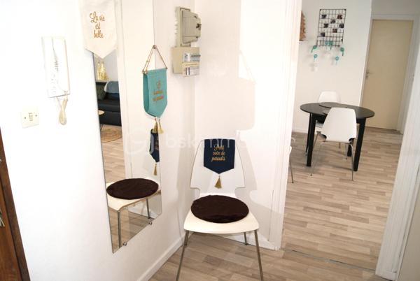 Situé en basse ville d’Auch, dans une copropriété sécurisée et bien entretenue, ce T2 de 46 m² bénéficie d’un emplacement recherché, à proximité immédiate des commerces, des services, de la caserne Espagne, de l’IFSI, du cinéma ainsi que des berges du Gers.

L’appartement est vendu entièrement meublé et équipé, offrant un investissement clé en main.

Il se compose de :

* Une entrée avec un grand placard de rangement,
* Une cuisine indépendante aménagée et équipée,
* Un espace salle à manger,
* Un salon avec canapé et télévision,
* Une chambre avec lit double (140 × 190),
* Un WC indépendant,
* Une salle de bains,
* Un balcon avec vue dégagée,
* Une cave privative, idéale pour le stockage ou un vélo/scooter.
Aucun travaux n’est à prévoir. L’isolation thermique par l’extérieur a été réalisée il y a 3 ans, améliorant les performances énergétiques du bâtiment.

Informations locatives :

* Appartement actuellement loué : 460 € / mois (loyer non révisé depuis 2 ans).
* Taxe foncière : 940 € / an.
* Charges de copropriété : 500 € / an.
Rentabilité locative brute : 6,49 % 
Un bien idéal pour un investisseur souhaitant acquérir un appartement déjà loué, sans travaux à prévoir, dans un secteur recherché d’Auch.