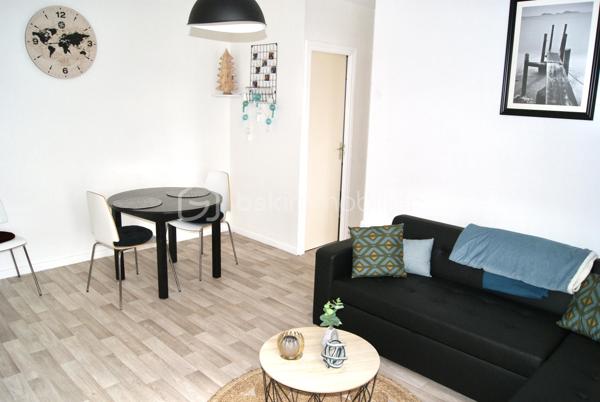 Situé en basse ville d’Auch, dans une copropriété sécurisée et bien entretenue, ce T2 de 46 m² bénéficie d’un emplacement recherché, à proximité immédiate des commerces, des services, de la caserne Espagne, de l’IFSI, du cinéma ainsi que des berges du Gers.

L’appartement est vendu entièrement meublé et équipé, offrant un investissement clé en main.

Il se compose de :

* Une entrée avec un grand placard de rangement,
* Une cuisine indépendante aménagée et équipée,
* Un espace salle à manger,
* Un salon avec canapé et télévision,
* Une chambre avec lit double (140 × 190),
* Un WC indépendant,
* Une salle de bains,
* Un balcon avec vue dégagée,
* Une cave privative, idéale pour le stockage ou un vélo/scooter.
Aucun travaux n’est à prévoir. L’isolation thermique par l’extérieur a été réalisée il y a 3 ans, améliorant les performances énergétiques du bâtiment.

Informations locatives :

* Appartement actuellement loué : 460 € / mois (loyer non révisé depuis 2 ans).
* Taxe foncière : 940 € / an.
* Charges de copropriété : 500 € / an.
Rentabilité locative brute : 6,49 % 
Un bien idéal pour un investisseur souhaitant acquérir un appartement déjà loué, sans travaux à prévoir, dans un secteur recherché d’Auch.