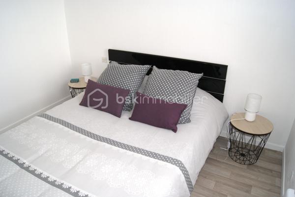Situé en basse ville d’Auch, dans une copropriété sécurisée et bien entretenue, ce T2 de 46 m² bénéficie d’un emplacement recherché, à proximité immédiate des commerces, des services, de la caserne Espagne, de l’IFSI, du cinéma ainsi que des berges du Gers.

L’appartement est vendu entièrement meublé et équipé, offrant un investissement clé en main.

Il se compose de :

* Une entrée avec un grand placard de rangement,
* Une cuisine indépendante aménagée et équipée,
* Un espace salle à manger,
* Un salon avec canapé et télévision,
* Une chambre avec lit double (140 × 190),
* Un WC indépendant,
* Une salle de bains,
* Un balcon avec vue dégagée,
* Une cave privative, idéale pour le stockage ou un vélo/scooter.
Aucun travaux n’est à prévoir. L’isolation thermique par l’extérieur a été réalisée il y a 3 ans, améliorant les performances énergétiques du bâtiment.

Informations locatives :

* Appartement actuellement loué : 460 € / mois (loyer non révisé depuis 2 ans).
* Taxe foncière : 940 € / an.
* Charges de copropriété : 500 € / an.
Rentabilité locative brute : 6,49 % 
Un bien idéal pour un investisseur souhaitant acquérir un appartement déjà loué, sans travaux à prévoir, dans un secteur recherché d’Auch.