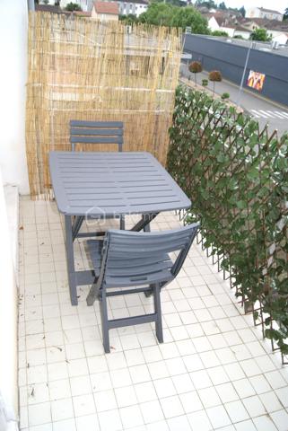 Situé en basse ville d’Auch, dans une copropriété sécurisée et bien entretenue, ce T2 de 46 m² bénéficie d’un emplacement recherché, à proximité immédiate des commerces, des services, de la caserne Espagne, de l’IFSI, du cinéma ainsi que des berges du Gers.

L’appartement est vendu entièrement meublé et équipé, offrant un investissement clé en main.

Il se compose de :

* Une entrée avec un grand placard de rangement,
* Une cuisine indépendante aménagée et équipée,
* Un espace salle à manger,
* Un salon avec canapé et télévision,
* Une chambre avec lit double (140 × 190),
* Un WC indépendant,
* Une salle de bains,
* Un balcon avec vue dégagée,
* Une cave privative, idéale pour le stockage ou un vélo/scooter.
Aucun travaux n’est à prévoir. L’isolation thermique par l’extérieur a été réalisée il y a 3 ans, améliorant les performances énergétiques du bâtiment.

Informations locatives :

* Appartement actuellement loué : 460 € / mois (loyer non révisé depuis 2 ans).
* Taxe foncière : 940 € / an.
* Charges de copropriété : 500 € / an.
Rentabilité locative brute : 6,49 % 
Un bien idéal pour un investisseur souhaitant acquérir un appartement déjà loué, sans travaux à prévoir, dans un secteur recherché d’Auch.