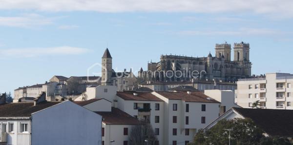 Situé en basse ville d’Auch, dans une copropriété sécurisée et bien entretenue, ce T2 de 46 m² bénéficie d’un emplacement recherché, à proximité immédiate des commerces, des services, de la caserne Espagne, de l’IFSI, du cinéma ainsi que des berges du Gers.

L’appartement est vendu entièrement meublé et équipé, offrant un investissement clé en main.

Il se compose de :

* Une entrée avec un grand placard de rangement,
* Une cuisine indépendante aménagée et équipée,
* Un espace salle à manger,
* Un salon avec canapé et télévision,
* Une chambre avec lit double (140 × 190),
* Un WC indépendant,
* Une salle de bains,
* Un balcon avec vue dégagée,
* Une cave privative, idéale pour le stockage ou un vélo/scooter.
Aucun travaux n’est à prévoir. L’isolation thermique par l’extérieur a été réalisée il y a 3 ans, améliorant les performances énergétiques du bâtiment.

Informations locatives :

* Appartement actuellement loué : 460 € / mois (loyer non révisé depuis 2 ans).
* Taxe foncière : 940 € / an.
* Charges de copropriété : 500 € / an.
Rentabilité locative brute : 6,49 % 
Un bien idéal pour un investisseur souhaitant acquérir un appartement déjà loué, sans travaux à prévoir, dans un secteur recherché d’Auch.