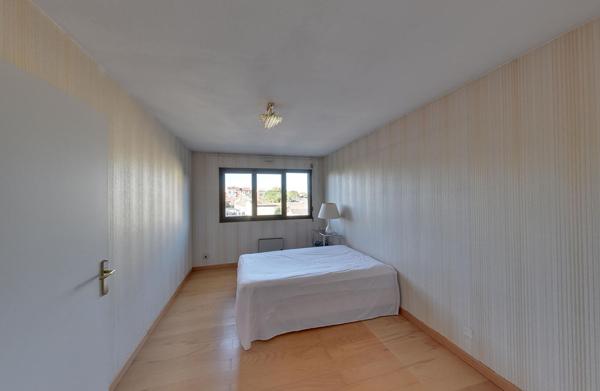 MONTAUBAN, centre ville, T4 traversant, ascenseur au palier, garage, loggia