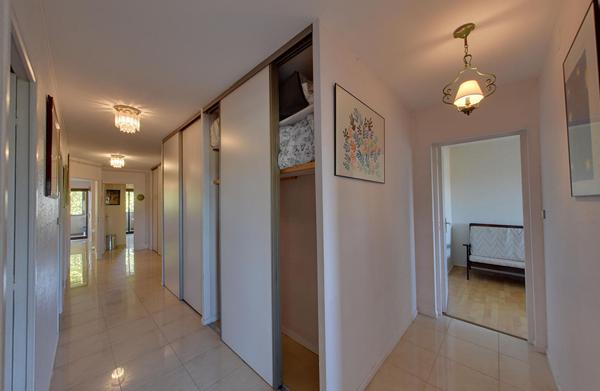 MONTAUBAN, centre ville, T4 traversant, ascenseur au palier, garage, loggia
