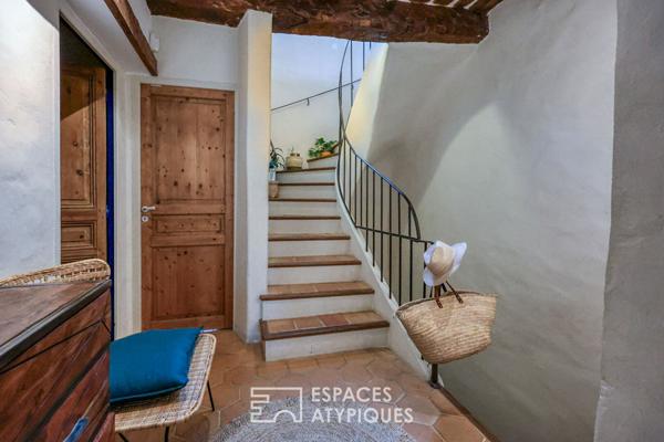 Maison ancienne rénovée en centre-ville avec garage